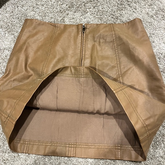 Free People Faux Leather Mini Skirt Brown. Back Zipper Size 10 - Picture 8 of 8